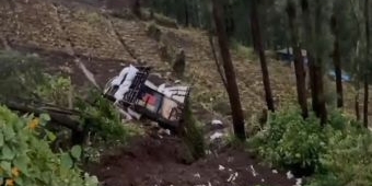 Colt Diesel Digulung Longsor di Tosari Pasuruan hingga Terjun ke Jurang