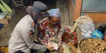 Kapolsek Pakong Pamekasan Temui Nenek Pedagang Pasar yang Jadi Korban Uang Palsu