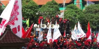 Buruh Kepung Kantor DPRD Jatim, Tuntut Penetapan UMK Berdasar Survei KHL