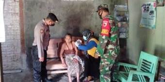 Babinsa Bersama Petugas Puskesmas Pangkur Vaksinasi Lansia Secara Door to Door