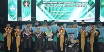 Uniska Kediri Beri Apresiasi Istimewa Dua Wisudawan Difabel dan Lansia