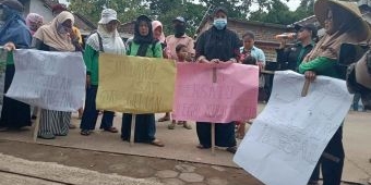 Tolak Aktivitas Galian C, Balai Desa Jatidukuh Mojokerto Didemo Puluhan Warga