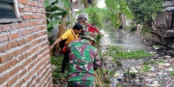 Antisipasi Bencana, Polsek Tanggulangin Gelar Kerja Bakti Serentak Bersih Sungai