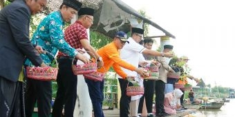 Ungkapkan Duka Mendalam, Pj Wali Kota Mojokerto Sholat Gaib dan Tabur Bunga di Sungai Tlocor