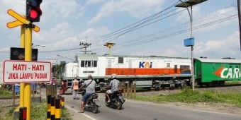 Cegah Insiden Laka, Bupati Dhito Pasang Palang Pintu Kereta Api di Desa Branggahan Kediri