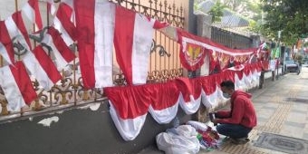 Jelang HUT ke-74 RI, Pedagang Pernik Agustusan di Tuban Mulai Bermunculan