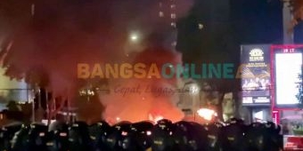 Demo di Surabaya Meluas Hingga Jalan Basuki Rahmat, Massa Aksi Bakar Barier dan Tembakkan Petasan