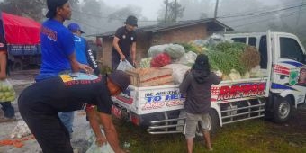 Tagana Bersama Komunitas Jeep Kota Batu Kirimkan Bantuan Sosial ke Korban Erupsi Gunung Semeru
