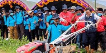 Hand Tractor On Call, Program Bajak Sawah Gratis untuk Petani Pamekasan, Cukup Telepon