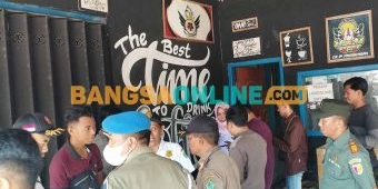 Petugas Gabungan di Pamekasan Tutup Tempat Karaoke yang Sediakan LC