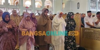 Gubernur Khofifah Ikuti Salat Gaib untuk Korban Banjir Bandang dan Longsor di Aceh-Sumatera