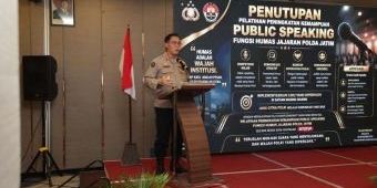 Tutup Pelatihan Public Speaking, Kabidhumas Polda Jatim Tekankan Komunikasi Jujur dan Transparan