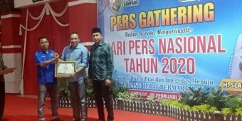 PWI Sampang Anugerahi Bupati Penghargaan The Best Performance Leader 2019-2020