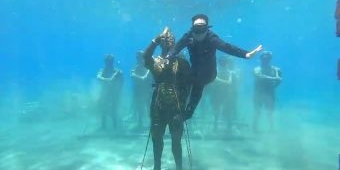 Launching Majapahit's Warrior Underwater, Pj Gubernur Jatim Sampai Ikut Nyelam Letakkan Patung