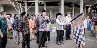 Berangkatkan Ratusan Santri Nurul Jadid, Bupati Hendy Ingatkan untuk Tetap Cinta Kampung Halaman