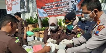 Kejari Situbondo Musnahkan 58 Butir Pil, Sabu dan Ganja