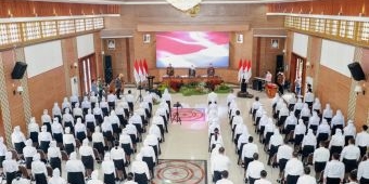 Gubernur Khofifah Minta CPNS Peka Situasi dan Miliki Karakter BerAKHLAK