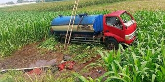 Truk Bermuatan Pupuk Cair di Probolinggo Terguling, Sopir Meninggal Dunia di TKP