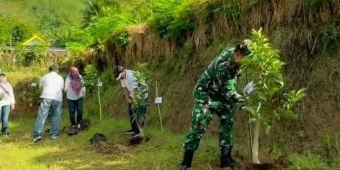 Peringati Hari Buruh, Pemkab Trenggalek Tanam 2.500 Pohon Bersama Pekerja dan Pengusaha