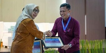 Dosen Uniska Kediri Raih 3 Artikel Terbaik Nasional di Konferensi Adhaper