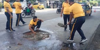 Polsek Balongbendo Tambal Jalan Berlubang