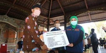 Serahkan Sembako & Alkes di Senduro, Khofifah: Kerukunan Beragama Benteng Utama Tangkal Covid-19