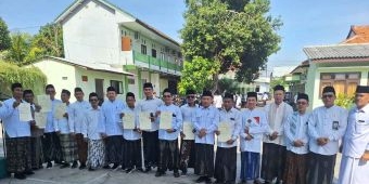 Kantah Kabupaten Probolinggo Serahkan 22 Sertifikat Tanah Wakaf Elektronik di Hari Santri 2025