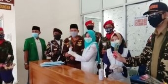 Support Paramedis, Ansor dan Pemuda Muhammadiyah Situbondo Bagikan Bunga