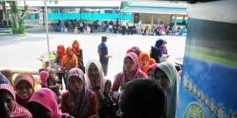 Dapat Uang Pesangon, 729 Eks Buruh Pabrik Rokok 369 di Bojonegoro Sumringah