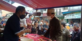 Ketua DPRD Kabupaten Pasuruan Bagikan Minyak Goreng untuk Masyarakat