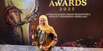 Komitmen Perkuat Ekonomi Kerakyatan, Gubernur Khofifah Raih Penghargaan Nasional