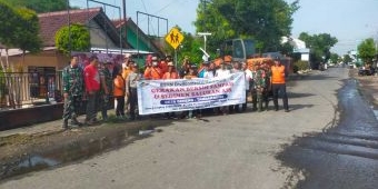 Forkopimcam Geneng Gelar Kerja Bakti Pembersihan Parit Limbah PG