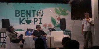 Rocky Gerung Ajak Pemuda di Surabaya Kritis Memilih Pemimpin
