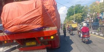 Cegah Kemacetan dan Kecelakaan, Satlantas Gresik Tilang Truk Pelanggar Jam Operasional