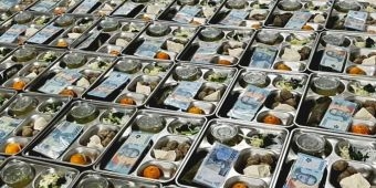 Haji Her Selipkan Uang Rp50 Ribu di Ompreng MBG Ribuan Siswa di Bangkalan