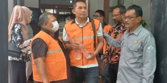 Polda Serahkan Tersangka Korupsi Pembangunan Gedung Kelurahan Ringin Anom ke Kejari Kota Kediri
