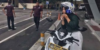 Diberi Latihan Petugas Satpas, Pelajar SMA ini Akhirnya Lulus Ujian Praktik SIM di Polres Blitar