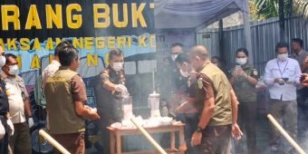 Kejari Malang Musnahkan Barang Bukti Narkotika hingga Rokok Ilegal