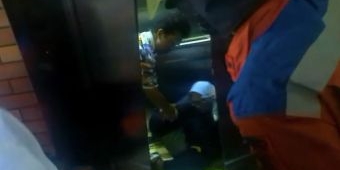 Damkar Surabaya Evakuasi 4 Orang yang Terjebak di Lift Rumah Makan Kawasan Krembangan