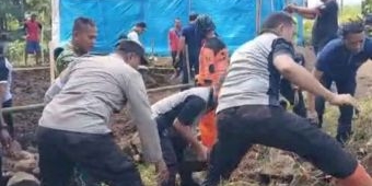 Polsek Jogorogo bersama Forkopimcam Bedah Rumah Warga Ngawi