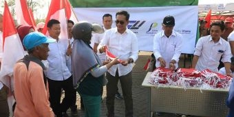 Laksanakan Perintah Gubernur, Jatim Graha Utama Bagikan 2.000 Bendera Merah Putih