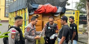 Polisi Amankan Truk Angkut Ratusan Botol Arak Bali yang Bakal Diedarkan di Probolinggo