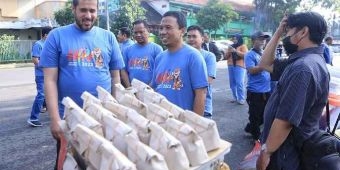 Peringati HPN, PWI Probolinggo Raya Bagi-Bagi Nasi Bungkus