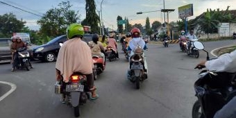 Semrawut dan Pengendara Saling Serobot, Perempatan Penambangan Tuban Butuh Traffic Light