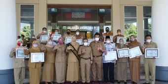 Wali Kota Batu Serahkan Akreditasi Perpustakaan untuk 13 Sekolah