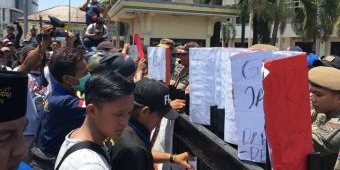 Kecewa Tak Ditemui Bupati Faida, Kantor Pemkab Jember Disegel Ratusan Mahasiswa PMII