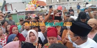 Tak Terima Dagangannya Dipindah, Ibu-ibu di Alun-Alun Kota Pasuruan Geruduk Gus Ipul