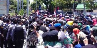 Tuding Ada Manipulasi Tes Cakades, Ratusan Massa Luruk Kantor Pemkab Situbondo