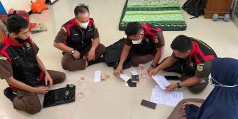 Kejari Nganjuk Geledah Rumah Tersangka Dugaan Korupsi Bantuan Covid-19