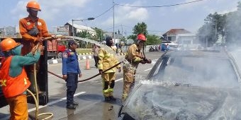Ledakan Awali Kebakaran BMW di Tol KLBM, Damkar Gresik Berhasil Padamkan Api